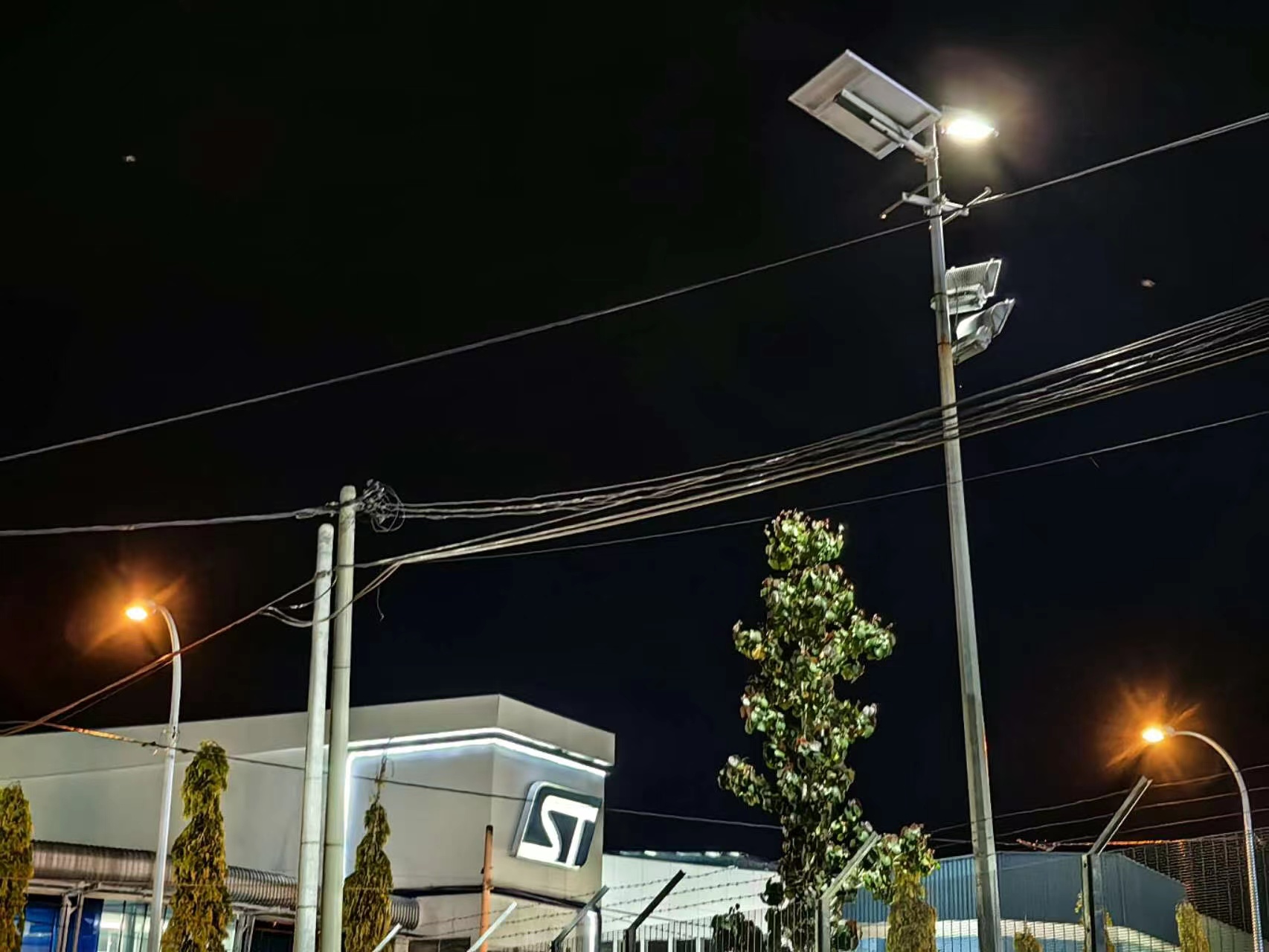 Hi-Slim LED solar street light