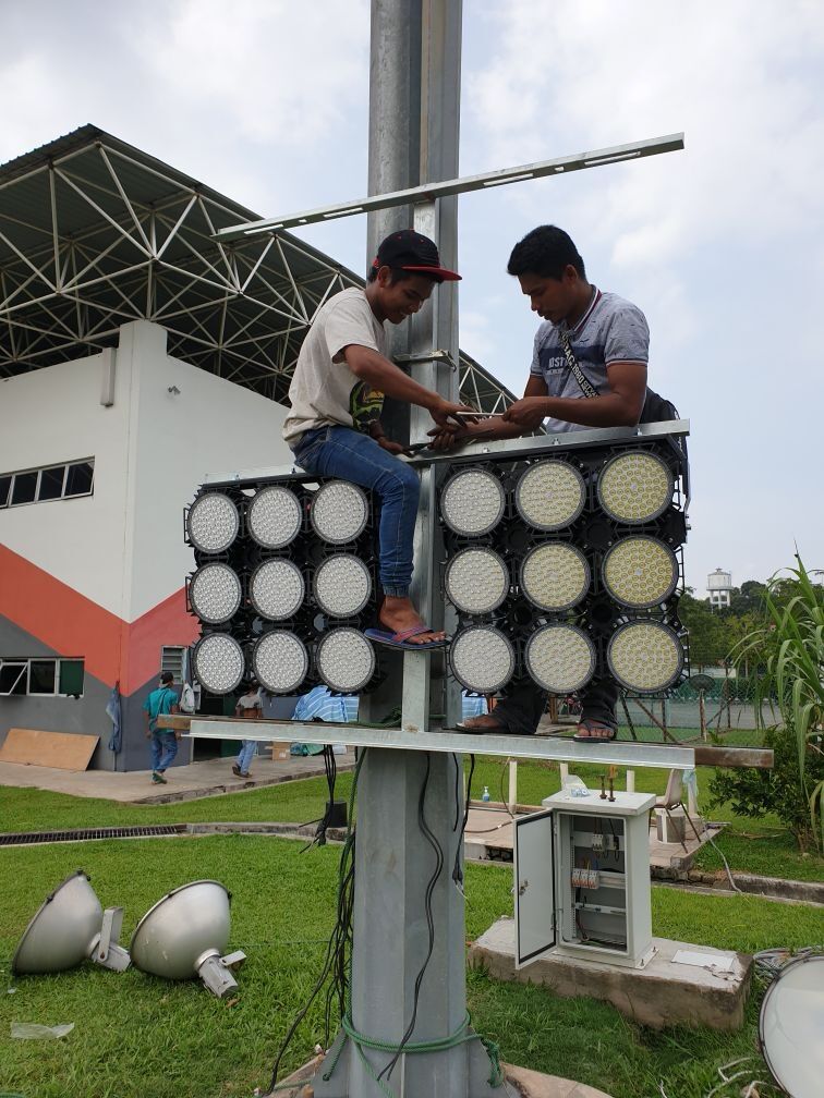 Hi-робот освещает стадион в Малайзии