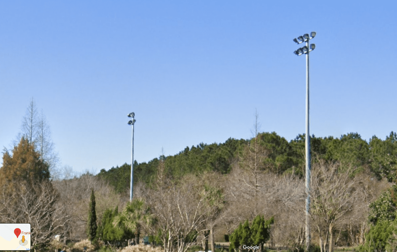 Высокий мачтовый фонарь в парке США