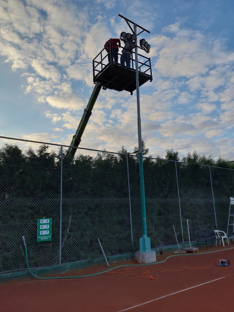 320W floodlight in tennis court