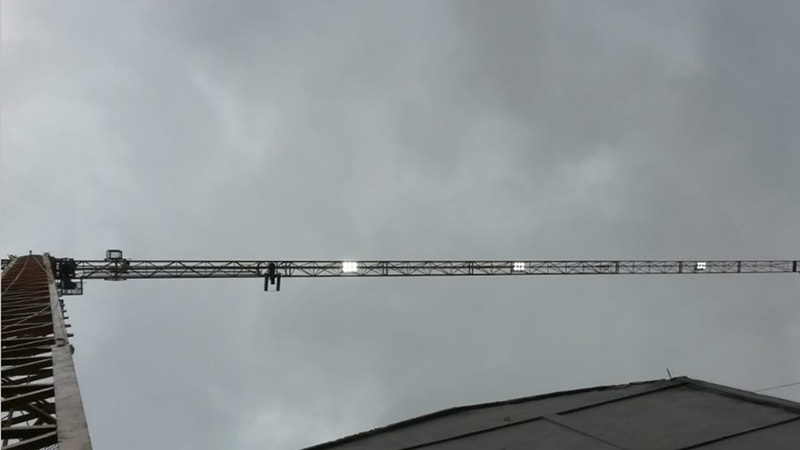 Решение для освещения строительной площадки - светодиодные светильники на высоких опорах