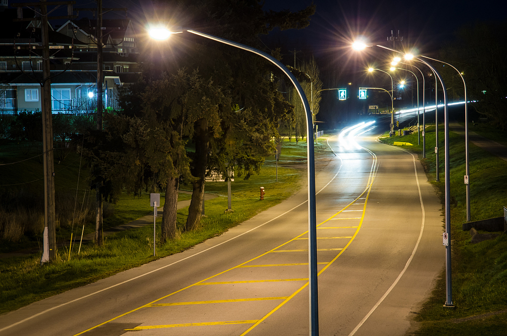 What are the considerations for the selection of street lights?
