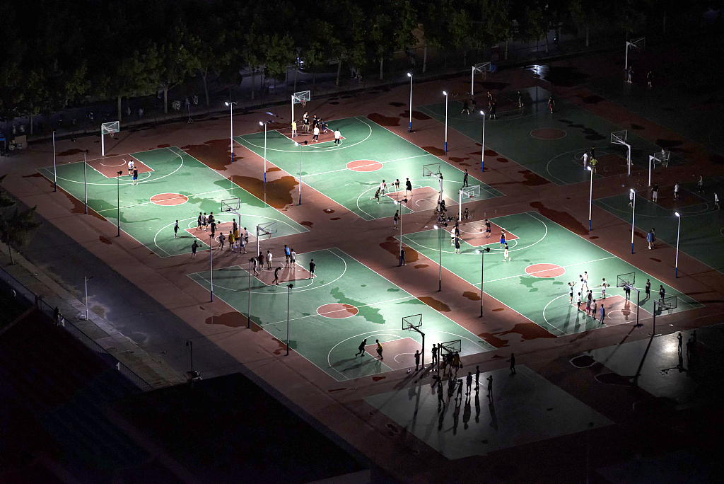 Basketball court lighting arrangement and basketball court lighting selection