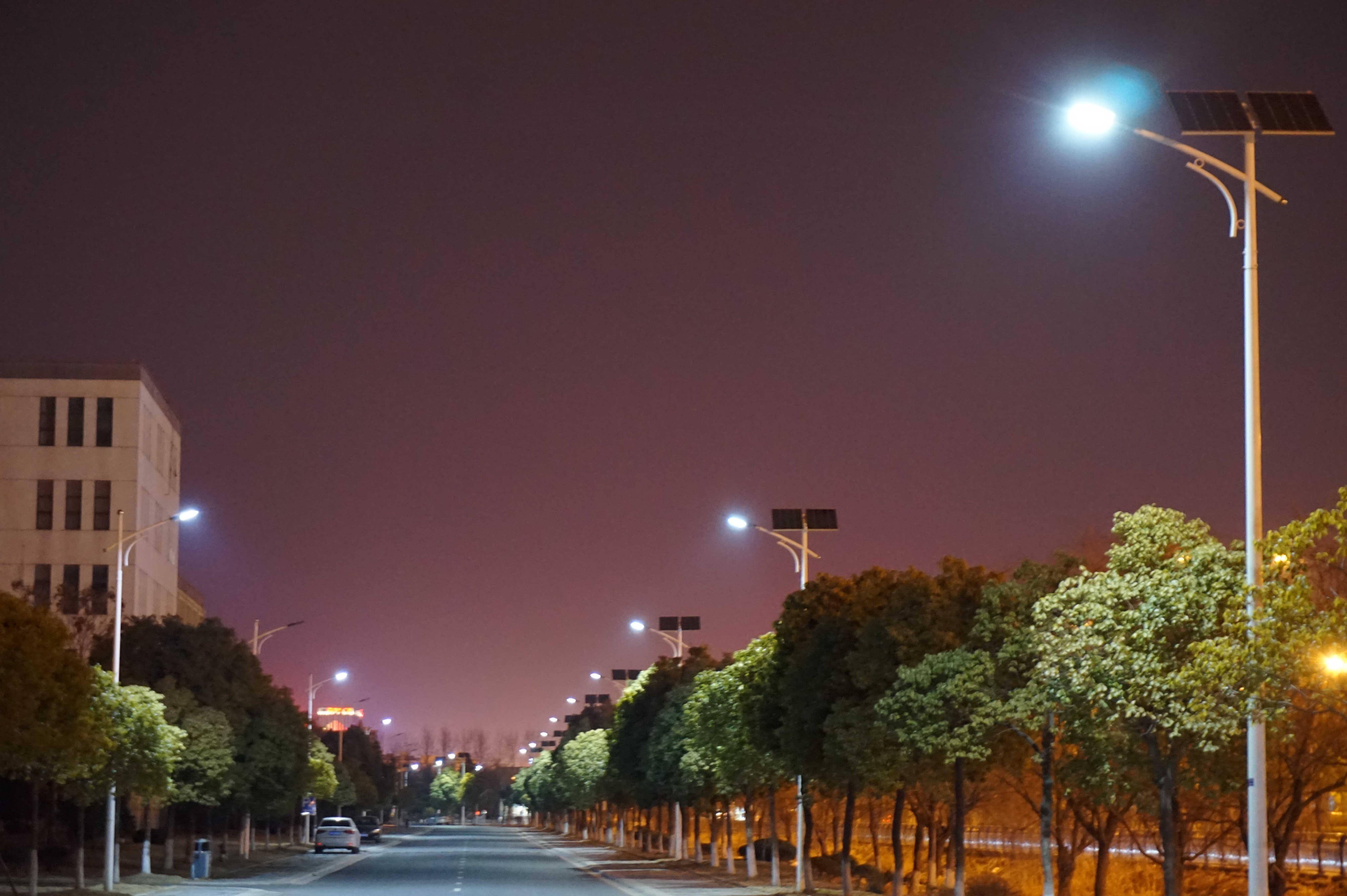 Several factors that endanger the service life of solar street lamps.