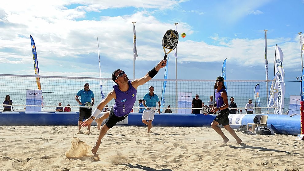 What is the difference between beach tennis and regular tennis?