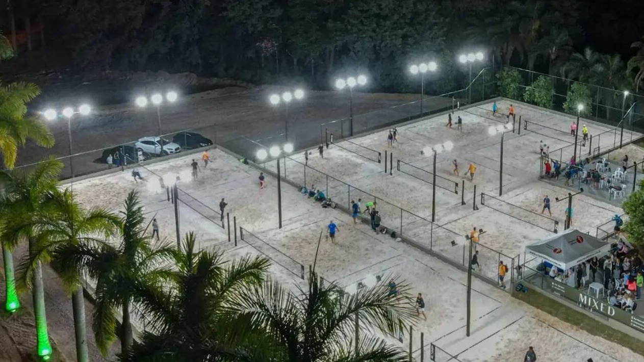 How to build and light up a beach tennis court?